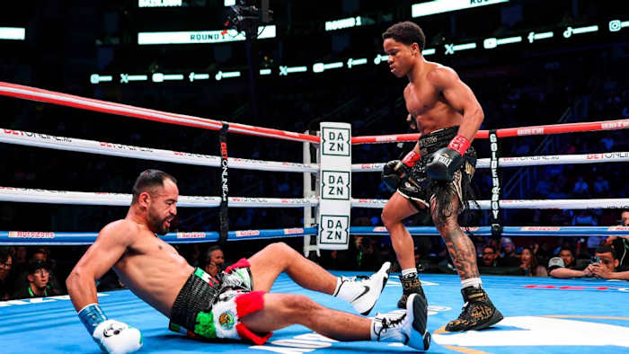 Floyd Schofield (R) knocks down Ricardo Lopez (L)  at Toyota Center in Houston. Schofield Sr. believes Kid Austin, his son, will defeat Shakur in three rounds. CRIS ESQUEDA/GOLDEN BOY/GETTY IMAGES. 